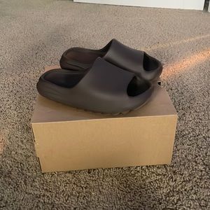 Adidas Yeezy Slide slide soot (size 5) <worn>